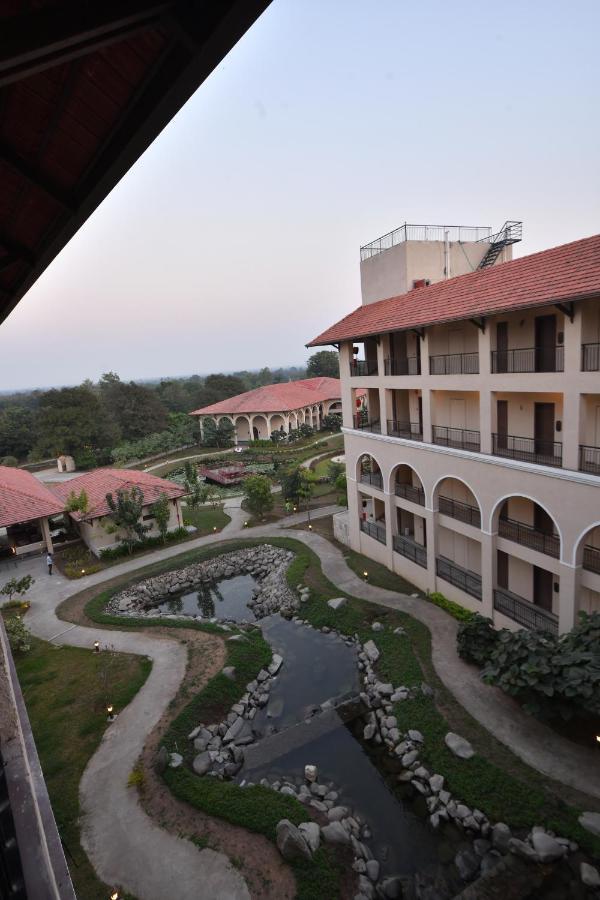 Bhanu The Fern Forest Resort & Spa, Jambughoda エクステリア 写真