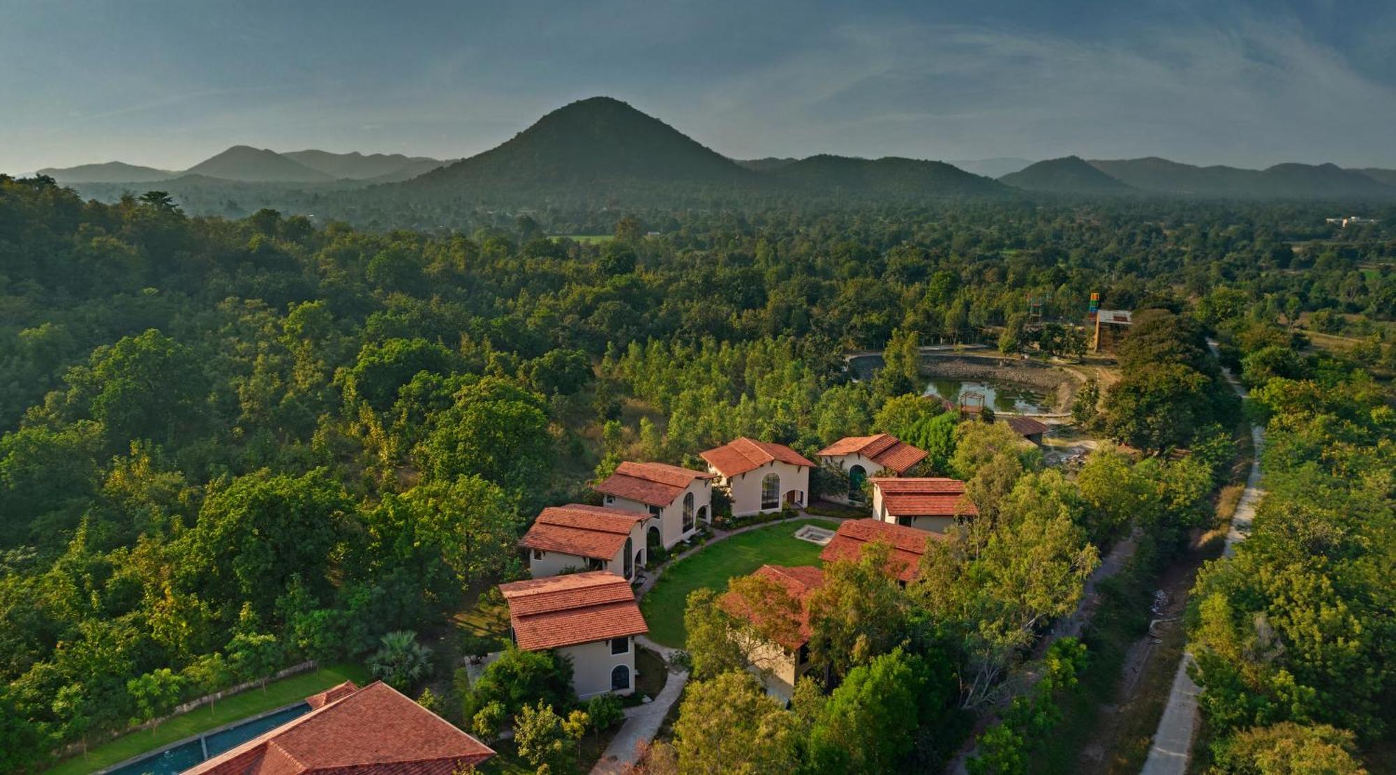 Bhanu The Fern Forest Resort & Spa, Jambughoda エクステリア 写真